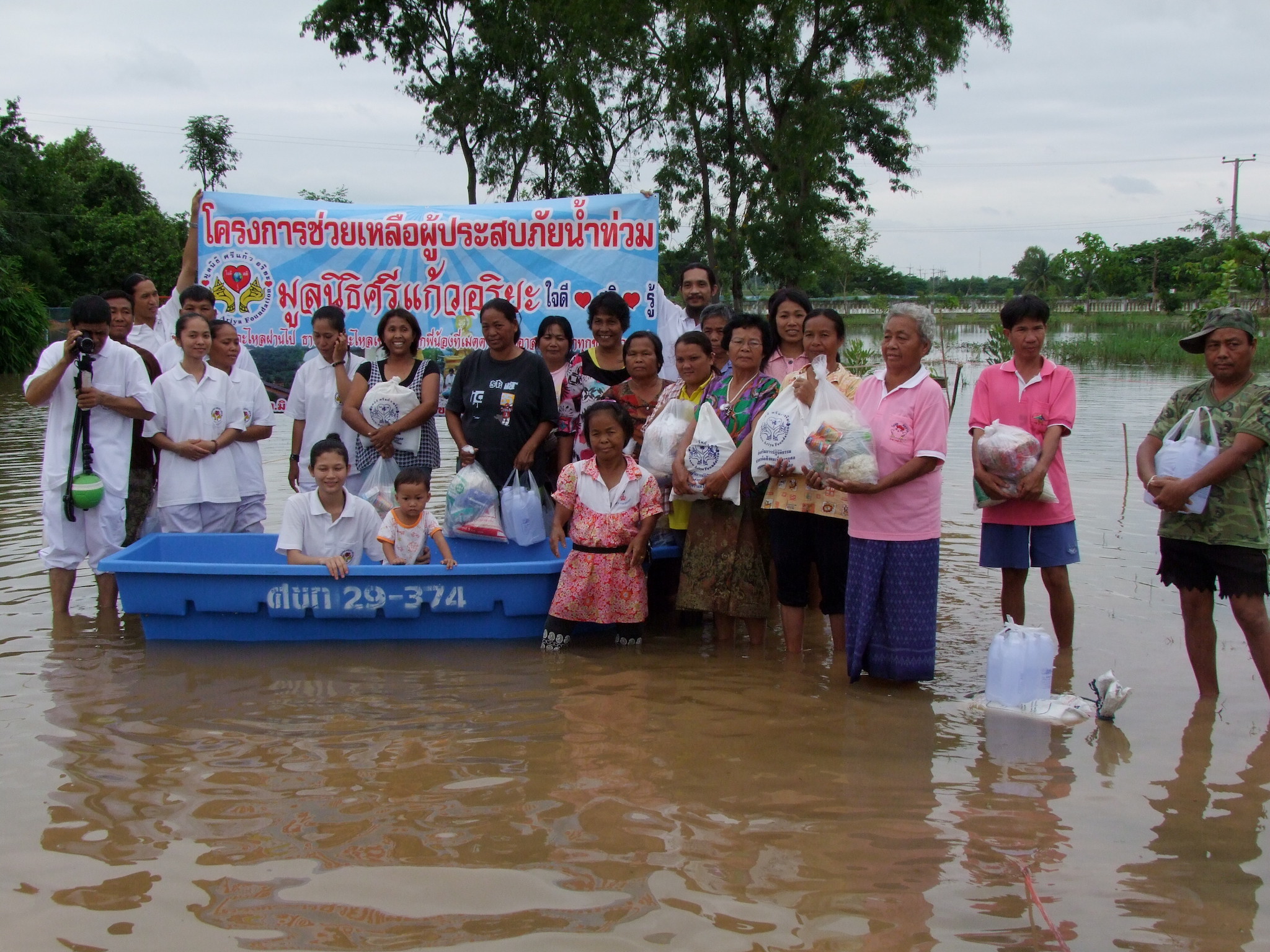 โครงการช่วยผู้ประสบภัยน้ำท่วมจังหวัดขอนแก่นครั้งที่ 1    วันที่ 3 ตุลาคม 2554 ณ วัดป่าศิริวันวนาราม  ต.ในเมือง  อ.เมือง  จังหวัดขอนแก่น (ช่วยพระและประชาชนที่ถูกน้ำท่วมในตำบลพระลับ)